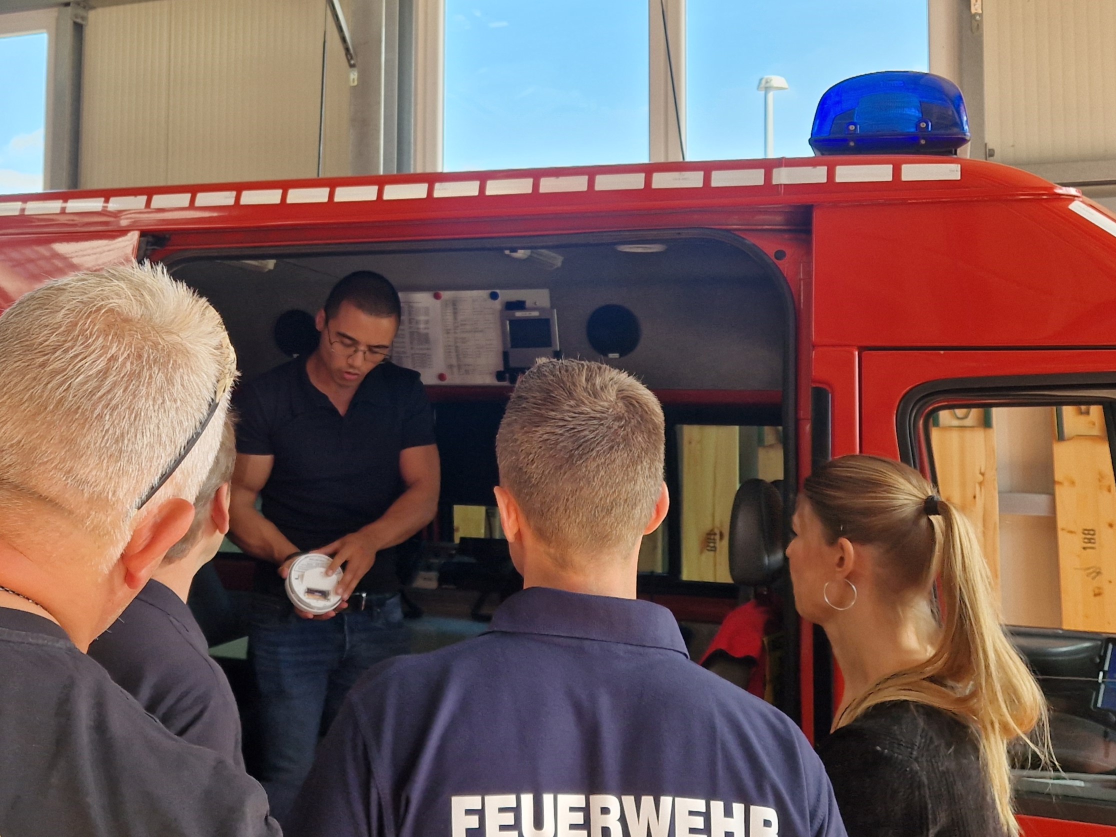 Carsten Gehrmann erklärt den Rauchmelder direkt im Fahrzeug