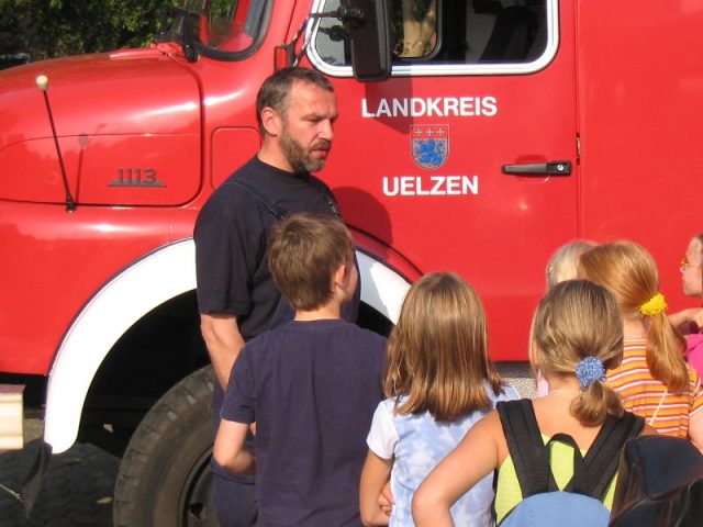 Brandschutzerziehung mit der 3. Klasse Grundschule Wriedel Brandschutzerziehung mit der 3. Klasse Grundschule Wriedel