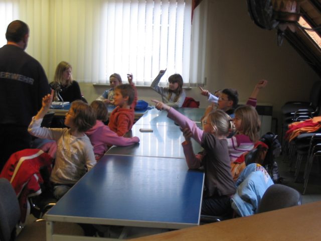 Brandschutzerziehung mit den Klassen 3a und 3b Brandschutzerziehung mit den Klassen 3a und 3b