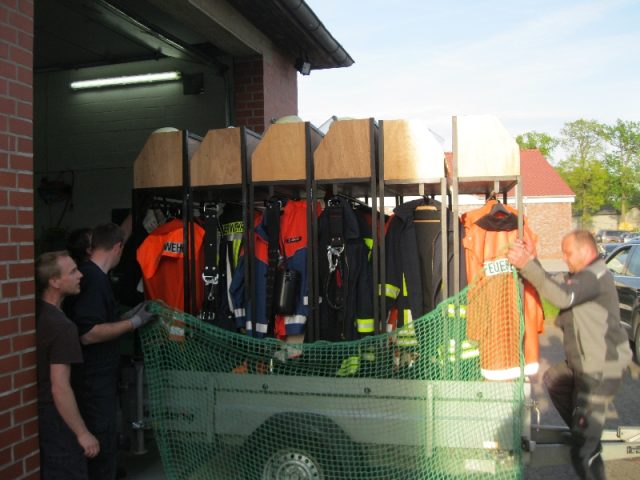 Umzug in das vorübergehende Gerätehaus Umzug in das vorübergehende Gerätehaus