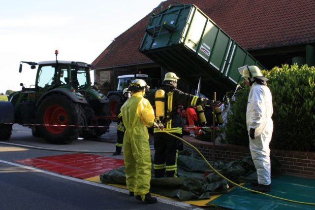 Gefahrgutzug Nord Übung in Holthusen ! Gefahrgutzug Nord Übung in Holthusen !
