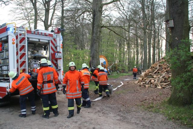 Einsatzübung des 2. Fachzug Nord der Kreisfeuerwehrbereitschaft Einsatzübung des 2. Fachzug Nord der Kreisfeuerwehrbereitschaft