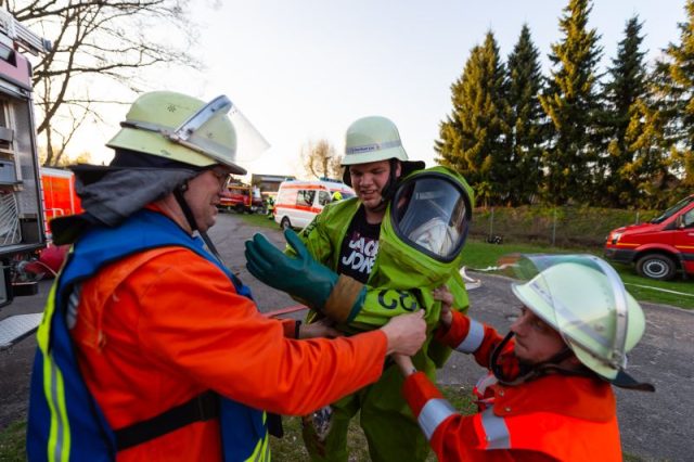 Gefahrgutzug Nord übt in Bienenbüttel Gefahrgutzug Nord übt in Bienenbüttel
