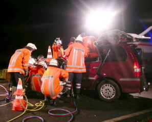 Verkehrsunfall, Rettung der verunglückten Person mit Hilde des hydraulischen Rettungssatz